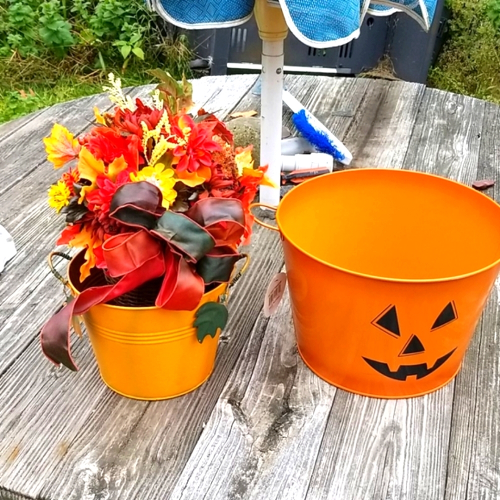 🍁3/$20🍁 Fall/Halloween Orange Tin Buckets